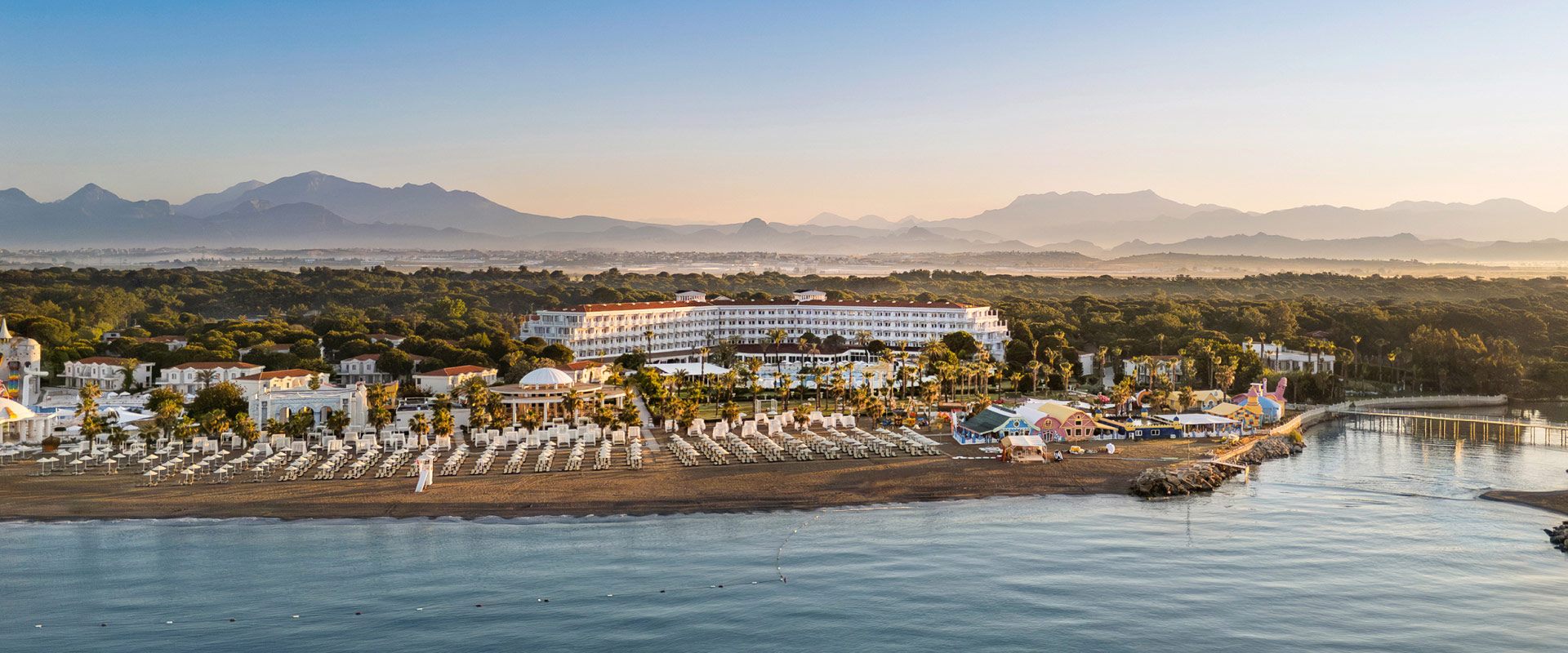 Gün batımında Belek sahilindeki Selectum otelinin panoramik görünümü